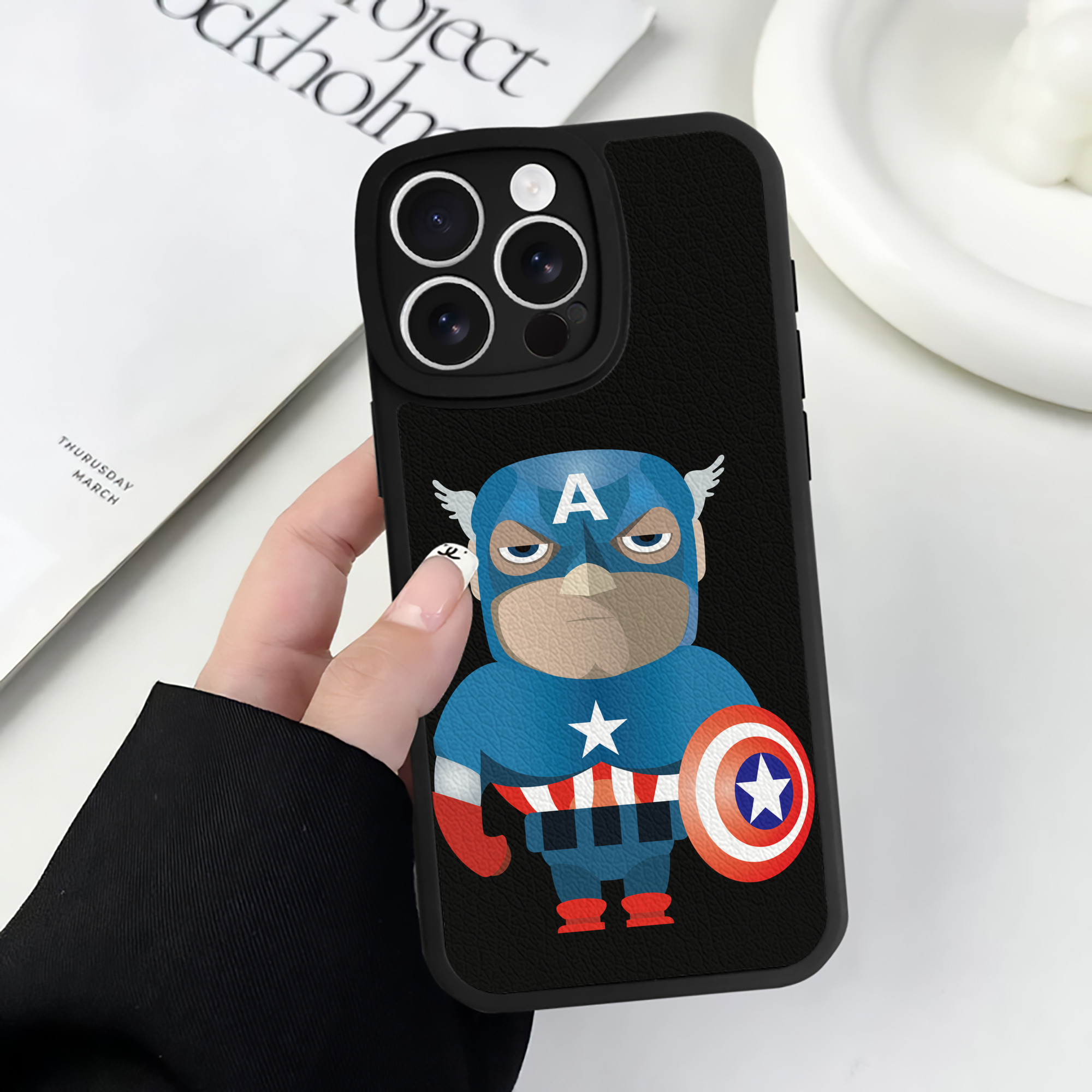 （画像用） アベンジャーズ The Avengers 【iPhone 16シリーズ対応】シリコンスマホケース（レザー調） 材質：シリコン